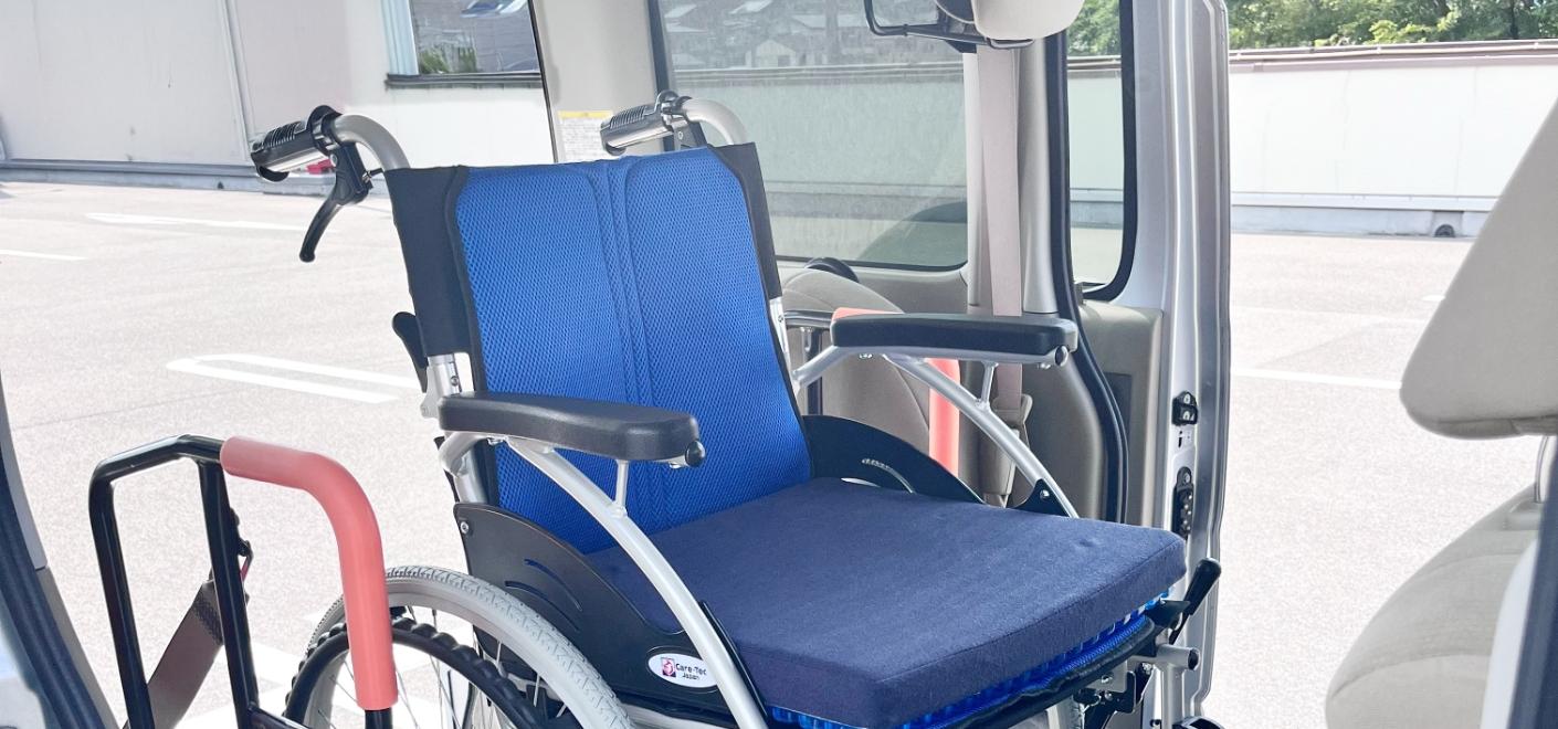 介護福祉タクシーへ車いすを乗せる写真