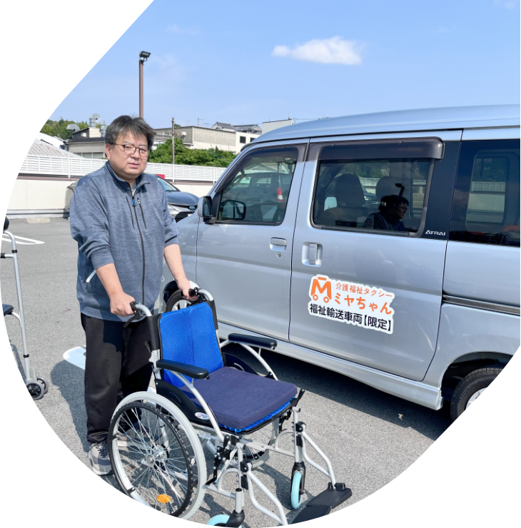 車いすの利用者様を介護福祉タクシーに乗せている画像